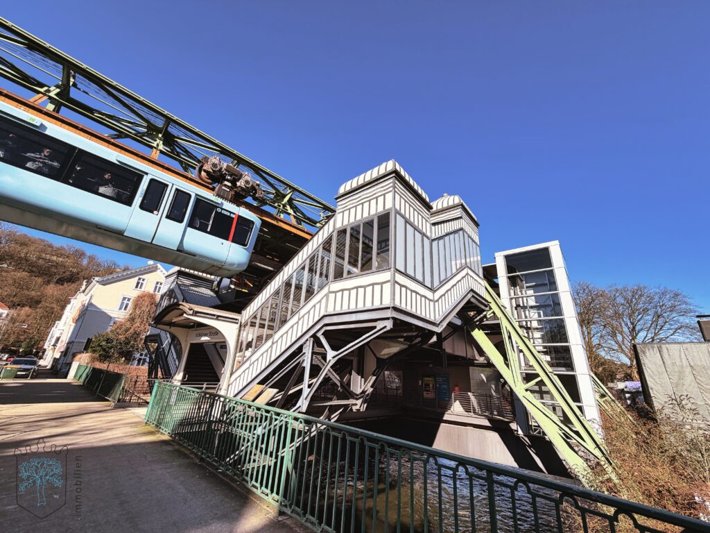 Wuppertaler Schwebebahn an der Station Völklinger Straße vor blauem Himmel