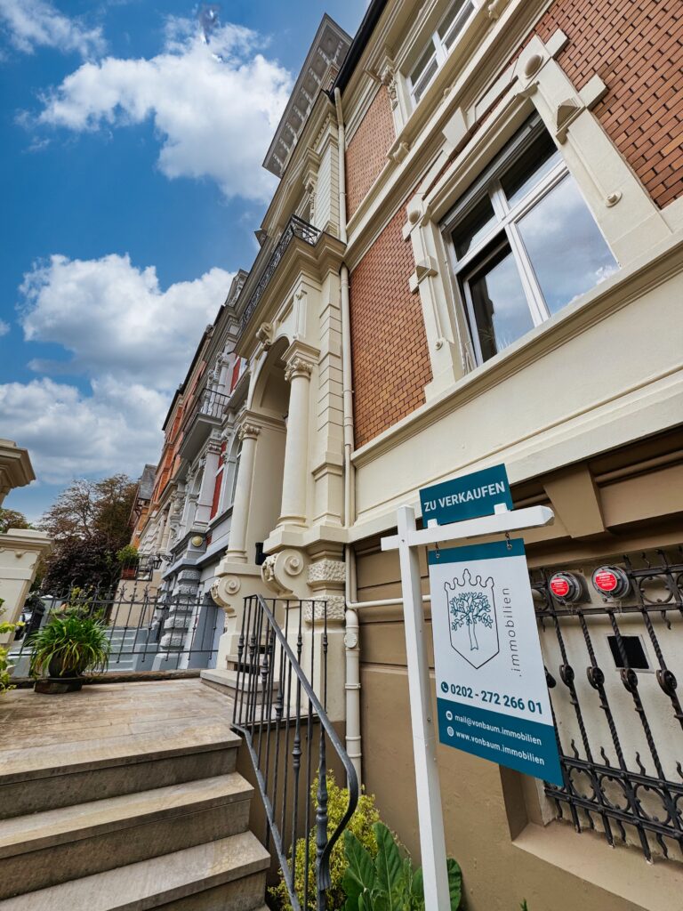 Gründerzeit-Altbau in Wuppertal mit Verkaufsschild von Daniel von Baum Immobilien