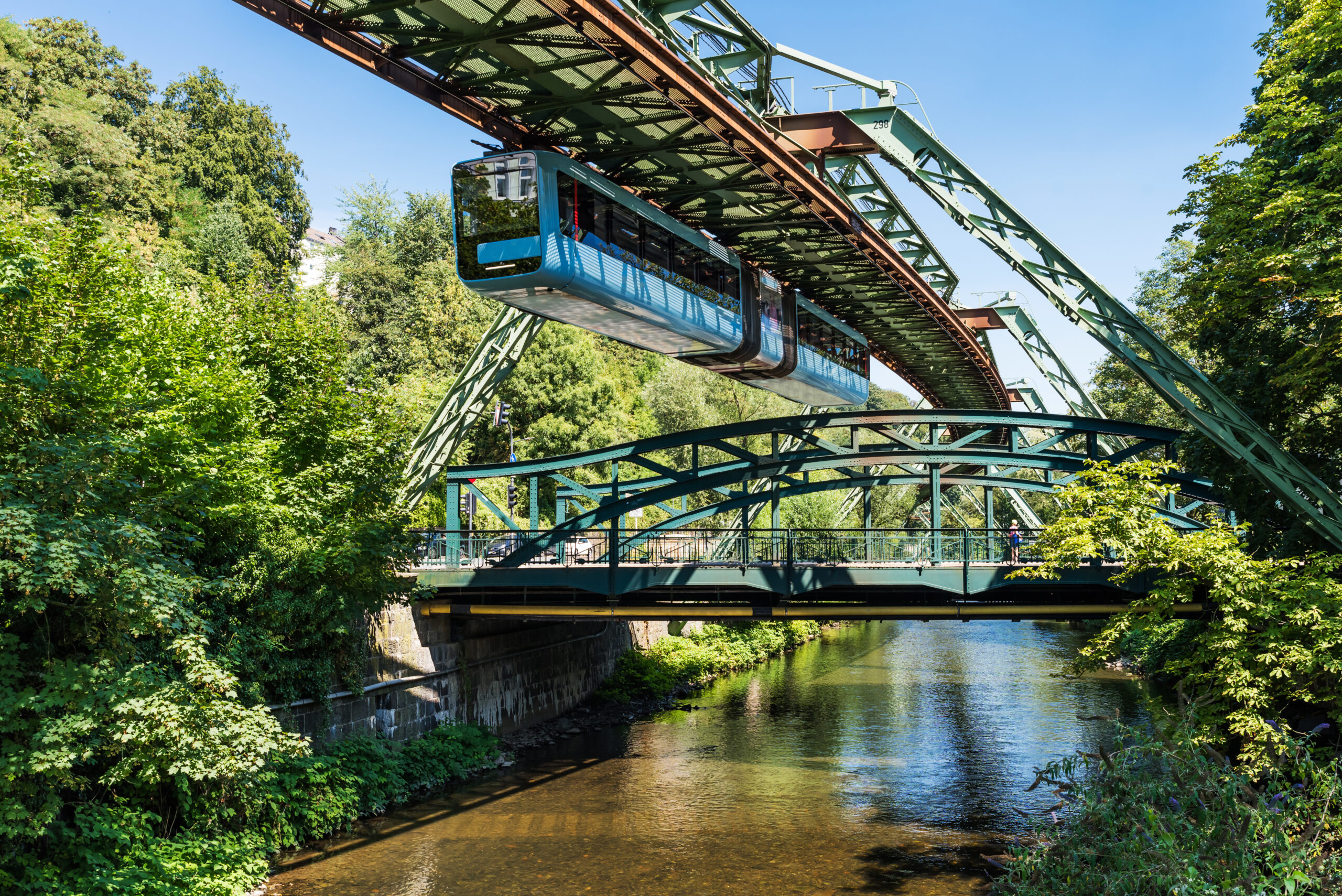 Wuppertaler Schwebebahn über der Wupper im Sommer