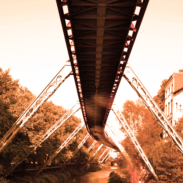 Wuppertaler Schwebebahn-Gerüst über der Wupper