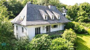 Freistehendes Einfamilienhaus im Bergischen Land aus der Luft
