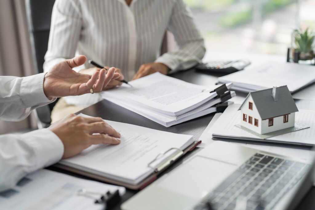 Vertragsunterzeichnung beim Immobilienverkauf