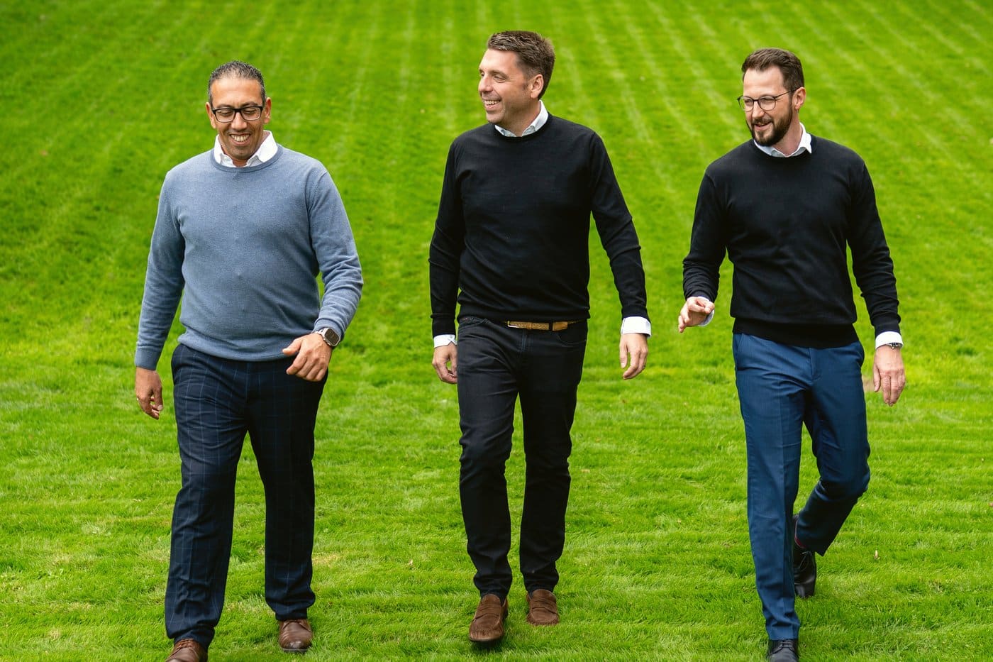 Das Team von Daniel von Baum Immobilien im Gespräch beim Gehen
