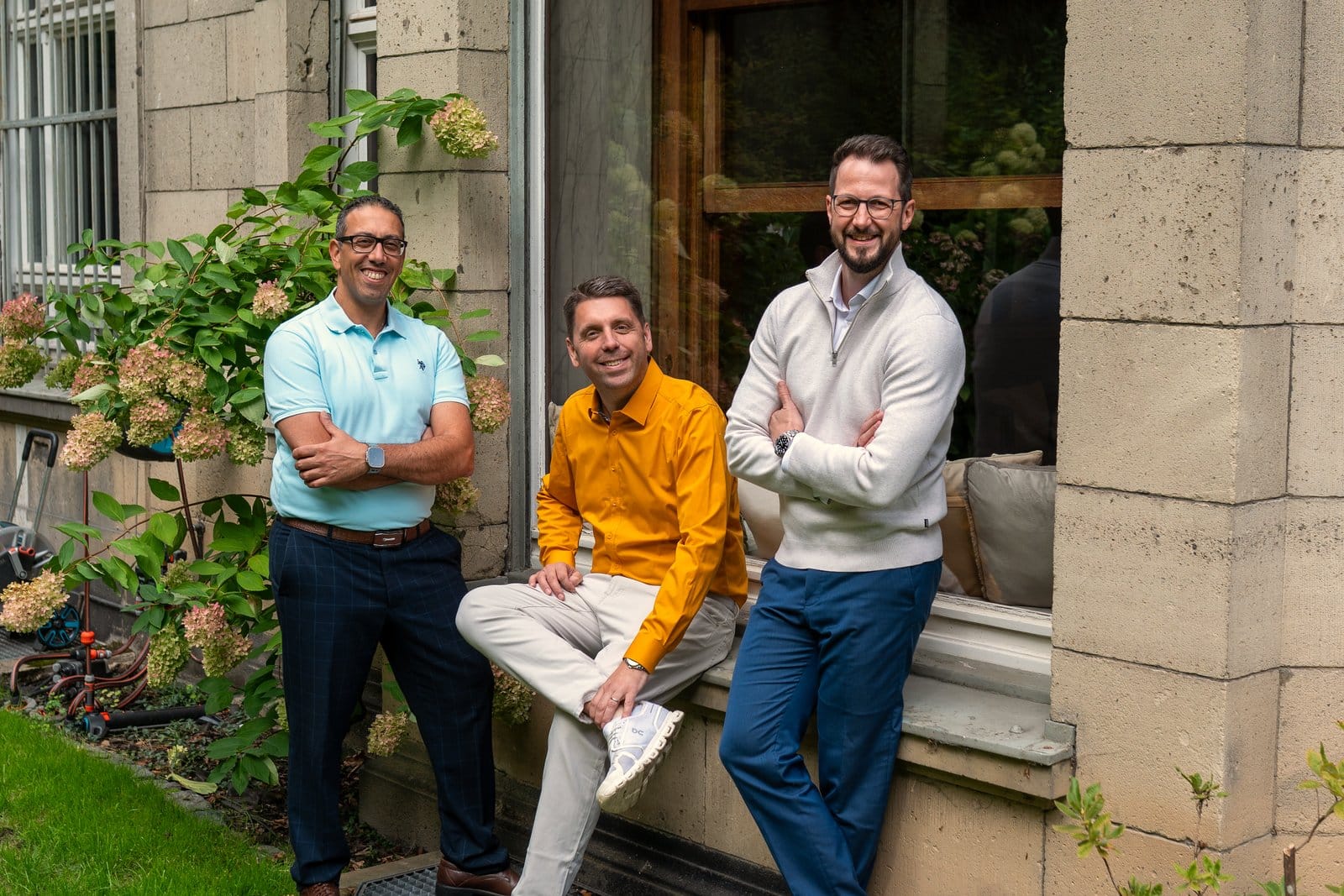 Das Team von Daniel von Baum Immobilien vor der Villa – Artin Martinian, Daniel von Baum und Marc Pfannkuchen